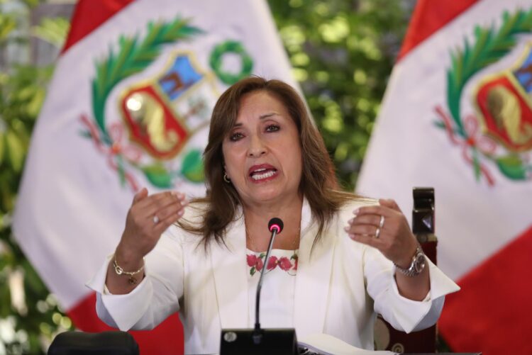 LIMA (PERÚ), 09/06/2023.- La presidenta del Perú, Dina Boluarte, ofrece un discurso de balance de sus primeros seis meses como presidenta hoy, en Lima (Perú). Boluarte aseguró este viernes que, en sus seis meses de mandato, su Gobierno ha conseguido preservar el orden democrático y el Estado de derecho en el país, además de haberle dado calma y sosiego. EFE/ Paolo Aguilar