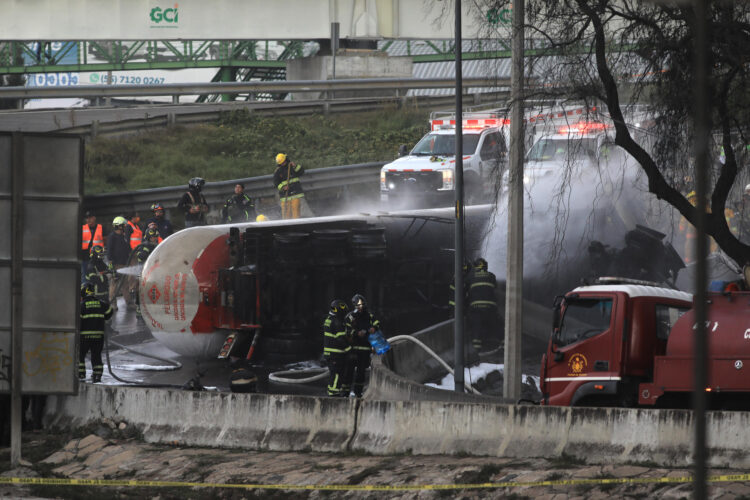 MEX2234. CIUDAD DE MÉXICO (MÉXICO), 10/09/2025.- Bomberos controlan un incendio luego del accidente de un camión de gas este miércoles, en Ciudad de México (México). La explosión de un camión de gas provocó 19 heridos graves con quemaduras y varios vehículos incendiados, informó Clara Brugada, jefa de Gobierno de la capital mexicana. EFE/ Mario Guzmán