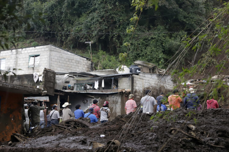 ACOMPAÑA CRÓNICA: MÉXICO LLUVIAS MEX5500. HUAUCHINANGO (MÉXICO), 12/10/2025.- Personas observan una zona afectada por las fuertes lluvias este domingo, en Huauchinango (México). Abigail Cruz García clama ayuda para encontrar a dos de sus familiares desaparecidos desde que el jueves pasado se deslavó un cerro y sepultó viviendas enteras a causa de las intensas precipitaciones, en el municipio mexicano de Huauchinango (estado de Puebla, centro), uno de los más afectados por las recientes lluvias en México. EFE/ Hilda Ríos
