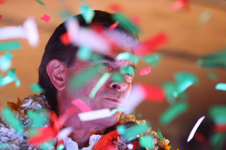 AME9970. LA PAZ (BOLIVIA), 19/10/2025.- El senador centrista Rodrigo Paz Pereira pronuncia un discurso este domingo, en La Paz (Bolivia). Paz Pereira agradeció el apoyo recibido para ganar la inédita segunda vuelta presidencial en Bolivia y prometió volver a "abrir" el país al mundo y trabajar con todos los sectores que quieran sumarse para "salir adelante" de la crisis en que se encuentra su nación. EFE/ Luis Gandarillas