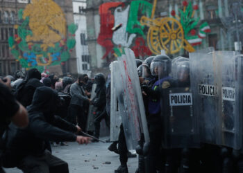 Al menos 94 policías heridos durante marcha del 2 de octubre en CDMX