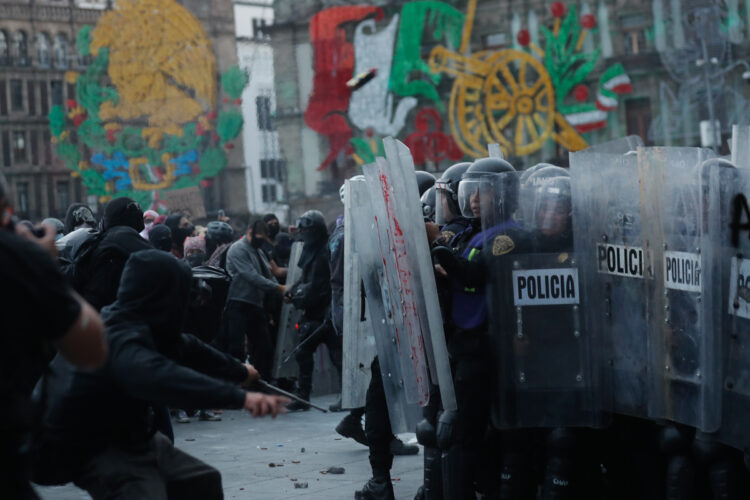 MEX4476. CIUDAD DE MÉXICO (MÉXICO), 02/10/2025.- Policías son agredidos este jueves, durante una manifestación por los 57 años de la matanza de Tlatelolco del 2 de octubre de 1968, en la Ciudad de México (México). Centenares de vándalos autonombrados "anarquistas" embozados encabezaron este jueves las acciones violentas, entre ellas ataques a la policía, en el Zócalo de la Ciudad de México, para opacar el mitin conmemorativo por el 57 aniversario de la masacre estudiantil de Tlatelolco del 2 de octubre de 1968. EFE/ Isaac Esquivel