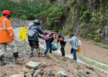 Suman 76 muertos y 39 desaparecidos por fuertes lluvias en cinco estados