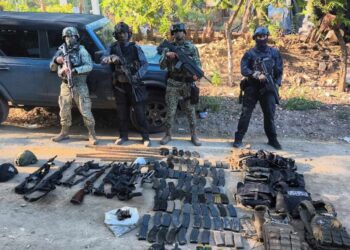 Detienen a tres personas y decomisan arsenal en Sinaloa