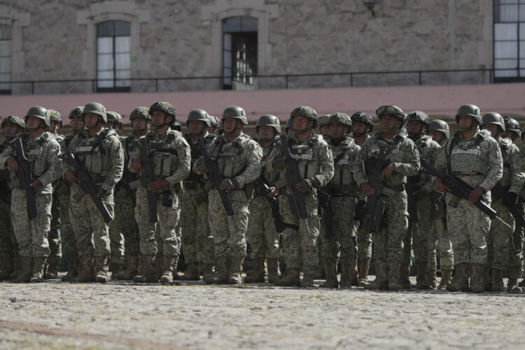 Elementos del Ejército Mexicano llegaron este lunes a Morelia, en el estado de Michoacán (México). EFE/ Iván Villanueva