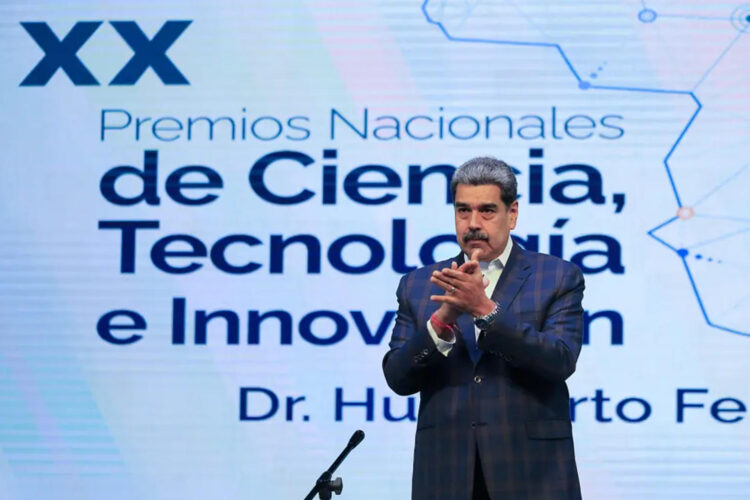 Fotografía cedida por el Palacio de Miraflores del presidente de Venezuela, Nicolás Maduro, durante la entrega de los XX Premios Nacionales de Ciencia, Tecnología e Innovación Doctor Humberto Fernández-Morán este martes, en Caracas (Venezuela). EFE/ Palacio de Miraflores /SOLO USO EDITORIAL/ SOLO DISPONIBLE PARA ILUSTRAR LA NOTICIA QUE ACOMPAÑA (CRÉDITO OBLIGATORIO)