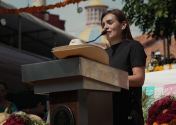 Uruapan se une en dolor: multitud despide al alcalde Carlos Manzo y exige justicia