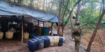 Ejército desmantela laboratorio de drogas y decomisa más de mil cargadores en Sinaloa