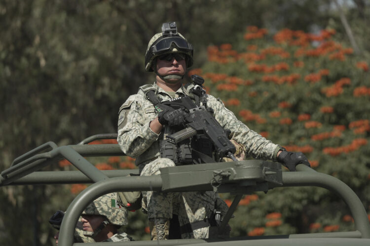 Elementos del Ejército Mexicano llegaron este lunes a Morelia, en el estado de Michoacán (México). EFE/ Iván Villanueva