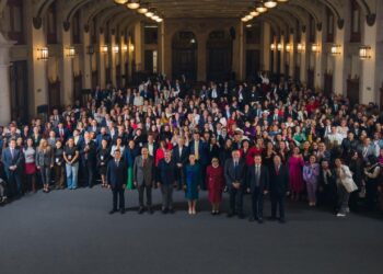Legisladores de Morena, PT y Verde cierran filas con Sheinbaum en Palacio Nacional