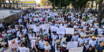 Uruapan se viste de blanco: miles marchan por la paz y justicia tras el asesinato de Carlos Manzo