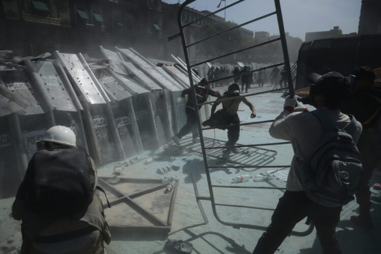 FOTODELDÍA MEX8676. CIUDAD DE MÉXICO (MÉXICO), 15/11/2025.- Manifestantes se enfrentan con integrantes de la policía en una protesta este sábado, en inmediaciones del Palacio Nacional en Ciudad de México (México). Cientos de personas, muchos de ellos jóvenes de la llamada Generación Z, marcharon portando banderas de One Piece y coreando ¡Fuera Claudia! en descontento hacia el gobierno de Sheinbaum y para denunciar la impunidad ante la creciente violencia en el país. EFE/ José Méndez
