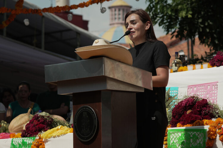 MEX7638. URUAPAN (MÉXICO), 02/11/2025.- Grecia Quiroz, viuda del alcalde de Uruapan Carlos Manzo, habla durante el funeral este domingo, en el municipio de Uruapan en Michoacán (México). Habitantes del municipio de Uruapan exigieron justicia por el crimen de Rodríguez, asesinado el sábado tras acudir a un acto público, y pidieron la renuncia de la presidenta de México, Claudia Sheinbaum. EFE/ Iván Villanueva