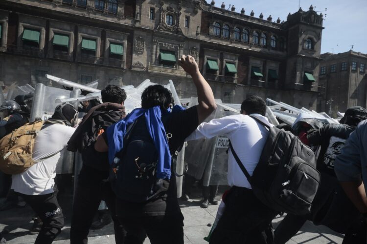 MEX8676. CIUDAD DE MÉXICO (MÉXICO), 15/11/2025.- Manifestantes se enfrentan con integrantes de la policía en una protesta este sábado, en inmediaciones del Palacio Nacional en Ciudad de México (México). Cientos de personas, muchos de ellos jóvenes de la llamada Generación Z, marcharon portando banderas de One Piece y coreando ¡Fuera Claudia! en descontento hacia el gobierno de Sheinbaum y para denunciar la impunidad ante la creciente violencia en el país. EFE/ José Méndez