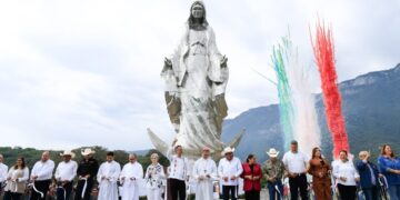 Entregan Américo y María escultura monumental de la Virgen de la Misericordia en El Chorrito