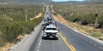 Escolta Guardia Estatal caravana de 250 vehículos de paisanos en la Carretera Federal 101