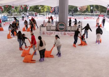 Disfrutan miles de toluqueños la Navidad sobre hielo con la pista gratuita