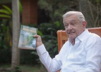 AMLO regresa al foco público y presenta su nuevo libro “Grandeza”