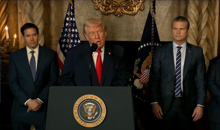 Captura de video tomada de una transmisión de La Casa Blanca del presidente de Estados Unidos, Donald Trump (c), durante un anuncio junto al secretario de Estado, Marco Rubio (i), y el secretario de Guerra, Peter Hegseth, este lunes, desde Palm Beach, Florida (EE.UU.). EFE/ La Casa Blanca /SOLO USO EDITORIAL/ SOLO DISPONIBLE PARA ILUSTRAR LA NOTICIA QUE ACOMPAÑA (CRÉDITO OBLIGATORIO)