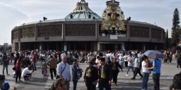Multitud de peregrinos se prepara para cantar las ‘Mañanitas’ a la Virgen de Guadalupe en la Basílica