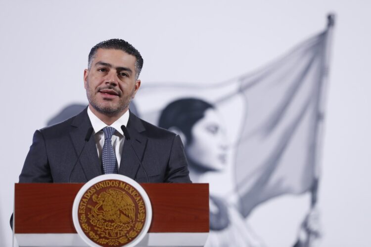 MEX9193. CIUDAD DE MÉXICO (MÉXICO), 09/01/2025.- El secretario de Seguridad y Protección Ciudadana, Omar García Harfuch, habla durante una rueda de prensa este jueves, en el Palacio Nacional de la Ciudad de México (México). Los homicidios dolosos en México cayeron un 16,3 % durante el primer trimestre de la presidencia de Claudia Sheinbaum, quien asumió el 1 de octubre, afirmó este jueves Marcela Figueroa, titular del Secretariado Ejecutivo del Sistema Nacional de Seguridad Pública (SESNSP), con cifras preliminares. EFE/ Mario Guzmán