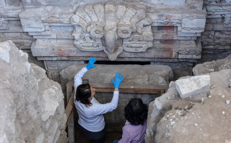 Fotografía cedida este viernes por la Secretaria de Cultura donde se observa a arqueólogos trabajando durante la localización de una tumba zapoteca en el estado de Oaxaca (México). EFE/ Luis Gerardo Pena Torres/ Secretaria de Cultura/ SOLO USO EDITORIAL/NO VENTAS/SOLO DISPONIBLE PARA ILUSTRAR LA NOTICIA QUE ACOMPAÑA(CRÉDITO OBLIGATORIO)