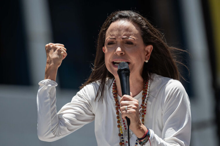 La líder opositora venezolana, María Corina Machado, pronuncia un discurso en una manifestación, en Caracas (Venezuela). Imagen de archivo. EFE/ Ronald Peña