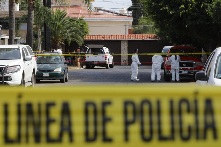 FOTODELDÍA MEX1871. ZAPOPAN (MÉXICO), 29/12/2025.- Integrantes de la Fiscalía del Estado de Jalisco trabajan en la zona de un tiroteo que dejó 3 personas fallecidas y cuatro heridas este lunes, en Zapopan, Jalisco (México). EFE/ Francisco Guasco