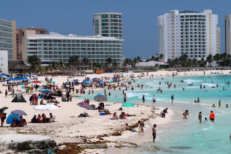 Fotografía de archivo que muestra a turistas mientras disfrutan de las playas del caribe mexicano en el balneario de Cancún, Quintana Roo (México). EFE/ Alonso Cupul