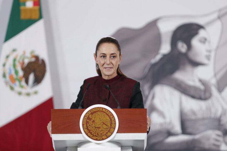 MEX4718. CIUDAD DE MÉXICO (MÉXICO), 18/02/2026.- La presidenta de México, Claudia Sheinbaum, participa en una rueda de prensa este miércoles en Palacio Nacional de la Ciudad de México (México). 
EFE/ Isaac Esquivel