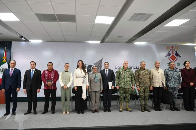 Irapuato, Guanajuato, México, 20 de febrero de 2026.
La doctora Claudia Sheinbaum Pardo, presidenta Constitucional de los Estados Unidos Mexicanos en conferencia de prensa matutina, “Conferencia del Pueblo” desde Irapuato, Guanajuato. La acompañan Libia Dennise García Muñoz Ledo, gobernadora Constitucional del Estado de Guanajuato; Rosa Icela Rodríguez Velázquez, secretaria de Gobernación; Bulmaro Juárez Pérez, divulgador de lenguas originarias, presentador de la sección “Suave Patria”; Omar García Harfuch, secretario de Seguridad y Protección Ciudadana (SSPC); Ricardo Trevilla Trejo, secretario de la Defensa Nacional (Sedena); Juan Mauro González Martinez Titular de la Secretaria de Seguridad y Paz; Raymundo Pedro Morales Ángeles, secretario de Marina (Semar); Jesús Antonio Esteva Medina, secretario de Infraestructura, Comunicaciones y Transportes; Gerardo Vázquez Alatriste, fiscal general del Estado de Guanajuato; Guillermo Briseño Lobera, comandante de la Guardia Nacional (GN); Marcela Figueroa Franco, secretaria ejecutiva del Sistema Nacional de Seguridad Pública (SESNSP) y Andrés Lajous Loaeza, director general de la Agencia Reguladora del Transporte Ferroviario (ARTF).
Foto: Saúl López / Presidencia