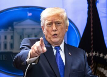 Trump firma orden para imponer arancel global del 10 % tras bloqueo de la Corte Suprema de EE. UU.