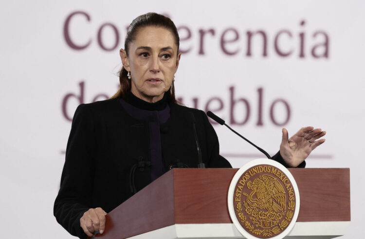 MEX5177. CIUDAD DE MÉXICO (MÉXICO), 23/02/2026.- La presidenta de México, Claudia Sheinbaum, habla en una rueda de prensa este lunes, en Palacio Nacional de la Ciudad de México (México). Sheinbaum aseguró que "el día de hoy" se registra más tranquilidad tras los hechos violentos registrados el domingo en gran parte del país, luego de la muerte en un operativo militar de Nemesio Oseguera Cervantes, alias El Mencho, líder del Cártel Jalisco Nueva Generación (CJNG). EFE/José Méndez