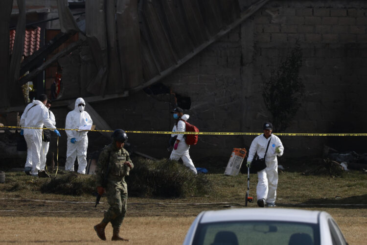 Integrantes del ejército mexicano y peritos forenses trabajan en un sitio en donde encontraron restos humanos. Imagen de archivo. EFE/ Felipe Gutiérrez