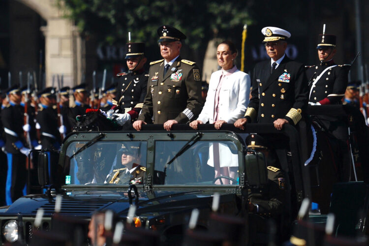La presidenta de México, Claudia Sheinbaum (c), el secretario de la Defensa Nacional, Ricardo Trevilla (i) y el secretario de Marina, Raymundo Pedro Morales (d), participan en un desfile durante la conmemoración del 113 aniversario de la Marcha de la Lealtad este lunes, en Ciudad de México (México). EFE/Sáshenka Gutiérrez