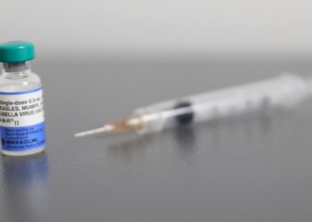 Desinformación sobre vacunas impulsa brotes de sarampión y pone vidas en riesgo, advierte la OMS