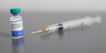 Desinformación sobre vacunas impulsa brotes de sarampión y pone vidas en riesgo, advierte la OMS