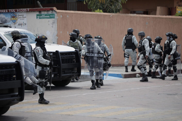 Miembros de la Guardia Nacional realizan un operativo en calles del estado de Michoacán (México). EFE/Iván Villanueva
