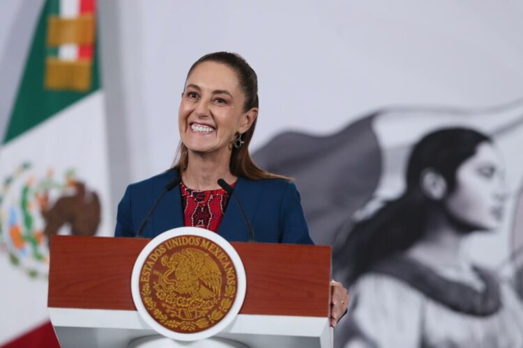 MEX6170. CIUDAD DE MÉXICO (MÉXICO), 04/03/2026.- La presidenta de México, Claudia Sheinbaum, habla este miércoles, durante una rueda de prensa en Palacio Nacional de la Ciudad de México (México). EFE/ Mario Guzmán