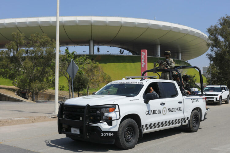 MEX5767. GUADALAJARA (MÉXICO), 28/02/2026.- Integrantes de la Guardia Nacional custodian en las inmediaciones del Estadio Arkón este sábado, en Guadalajara, Jalisco (México). El trofeo de la Copa Mundial de la FIFA llegó a Guadalajara, una de las 16 ciudades sedes del torneo 2026, para iniciar su gira por México en donde visitará nueve ciudades para estar cerca de la afición mexicana. EFE/ Francisco Guasco