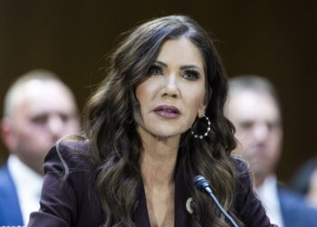 Demócratas en el Senado buscan investigar a Kristi Noem por presunto perjurio