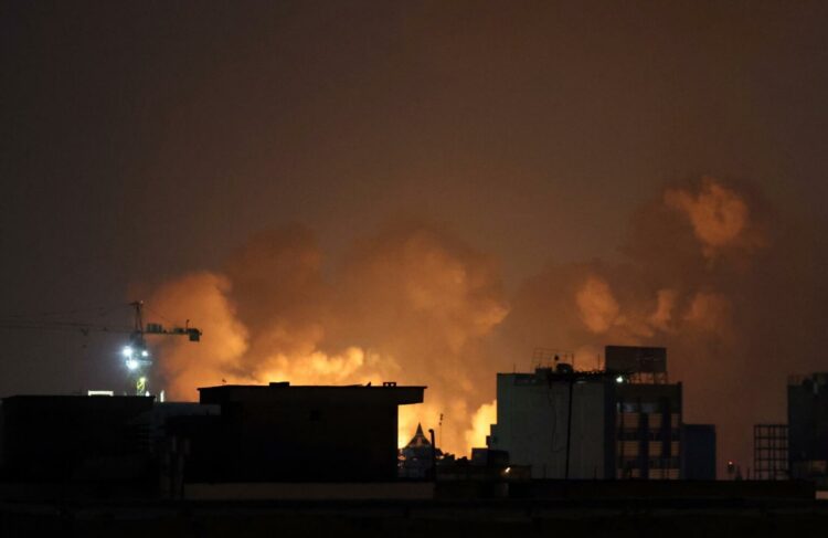 TEHRAN (IRAN(Islamic Republic Of)), 06/03/2026.- Smoke rises after an airstrike in central Tehran, Iran, 06 March 2026. A joint Israeli and US military operation continues to target multiple locations across Iran since the early hours of 28 February 2026. (Teherán) EFE/EPA/ABEDIN TAHERKENAREH