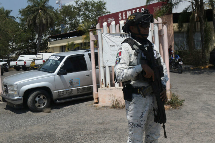 MEX6246. AYUTLA (MÉXICO), 04/03/2026.- Un integrante de la Guardia Nacional custodia el ingreso al Servicio Médico Forense este miércoles, en Ayutla estado de Guerrero (México). Dos funcionarios del Gobierno municipal de Ayutla del estado de Guerrero, sur de México, fueron asesinados la noche del martes en una carretera federal que conecta las regiones Centro y Costa Chica del estado, informaron este miércoles organizaciones sociales. EFE/ José Luis de la Cruz
