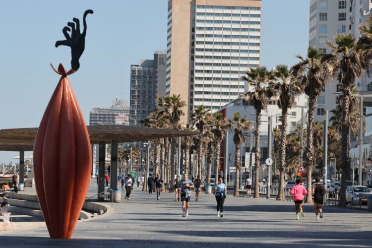 Tel Aviv (Israel), 10/03/2026.- People exercise on the beach in Tel Aviv, Israel, 10 March 2026. Israel has extended restrictions on public gatherings to a maximum of 50 people as part of nationwide safety measures amid tensions and ongoing missile threats from Iran. EFE/EPA/ABIR SULTAN