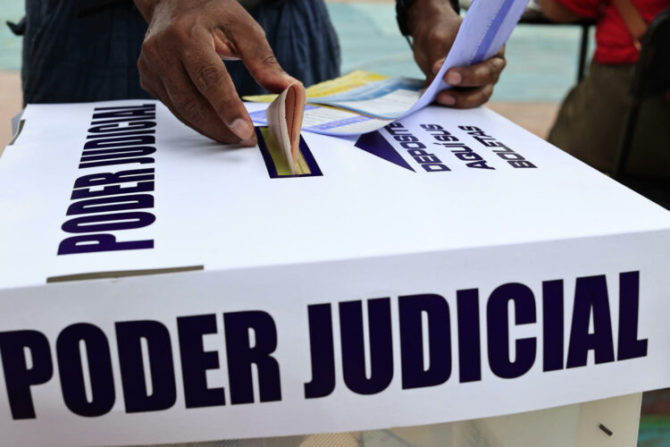 MEX3846. ACAPULCO (MÉXICO), 01/06/2025.- Una persona vota en las elecciones judiciales este domingo en Acapulco, estado de Guerrero (México). Los centros de votación para la inédita elección del poder judicial en México abrieron en la mayoría del país a las 8:00 hora local (14:00 GMT) con apenas algunos ciudadanos en las filas que por primera vez en la historia del país elegirán a jueces y magistrados. EFE/ David Guzmán