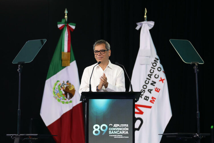 El secretario de Hacienda de México, Édgar Amador, habla durante una rueda de prensa en el marco de la 89 Convención Bancaria este viernes, en Cancún (México). EFE/ Alonso Cupul