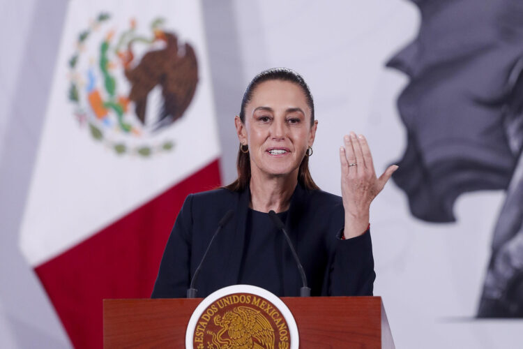 La presidenta de México, Claudia Sheinbaum, habla en una rueda de prensa este lunes, en Ciudad de México (México). EFE/ Isaac Esquivel