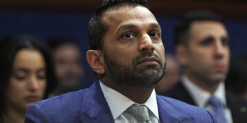 Ciberataque expone al FBI: grupo proiraní filtra correos y fotos de su director