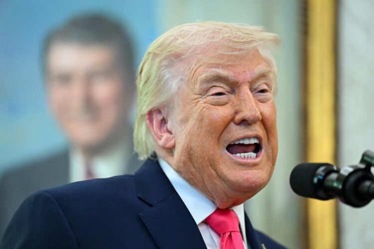 Washington, DC (United States), 24/03/2026.- US President Donald Trump speaks during a swearing-in ceremony in the Oval Office of the White House in Washington, DC, USA, 24 March 2026. Markwayne Mullin was confirmed as Department of Homeland Security (DHS) secretary, placing the Oklahoma senator in charge of a Trump administration immigration crackdown that has triggered a 37-day funding shutdown of the cabinet agency. EFE/EPA/GRAEME SLOAN / POOL