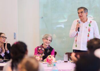 Dialogan Américo y María de Villarreal con habitantes de los polígonos de atención de Lazos del Bienestar